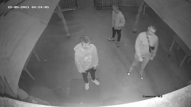 Wybili szybę i splądrowali auto! Policja z Bydgoszczy publikuje nagranie i prosi o pomoc [WIDEO]