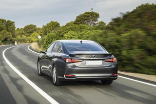 Obajtek i Lexus ES 300h