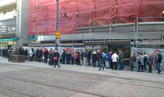 Ogromne kolejki po pączki na Śląsku i w Zagłębiu