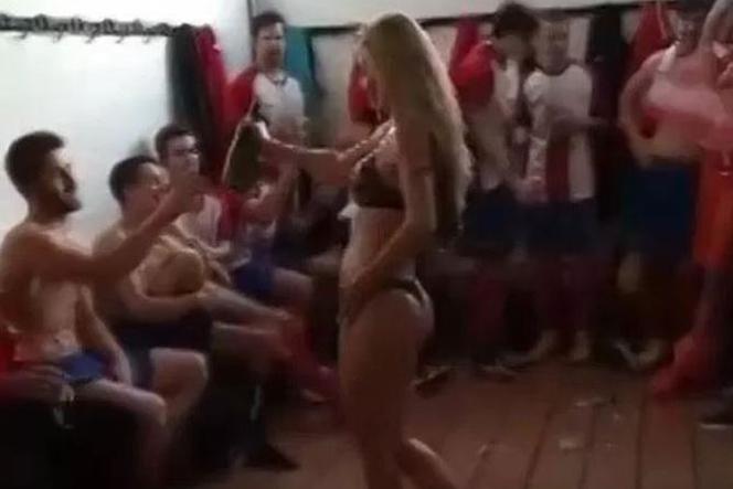 Piłkarze Esporti Llanca świętują ze striptizerkami