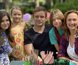 Barwy szczęścia po wakacjach 2023. Hubert (Marek Molak), Asia (Anna Gzyra), Emil (Artem Malashchuk), Marysia (Nina Szumowska), Agata (Natalia Zambrzycka)