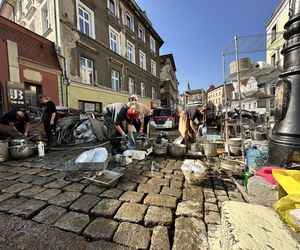 Mieszkańcy Kłodzka i Stronia Śląskiego rozpoczęli wielkie sprzątanie. Chcą zwalczyć skutki powodzi