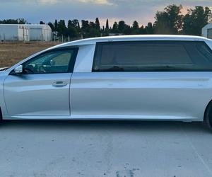 W ostatnią podróż miejskim autem. Ten Peugeot to najdziwniejszy karawan świata!