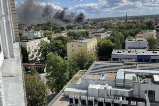 Kłęby czarnego dymu nad Toruniem. Pożar w centrum miasta