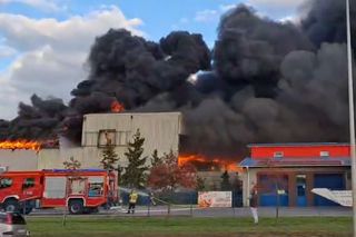 Pożar składowiska odpadów. Płonie też hala. Trwa walka o opanowanie ognia