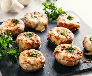 Faszerowane pieczarki, które znikają ze stołu w mig – wege klasyk w najlepszym wydaniu!