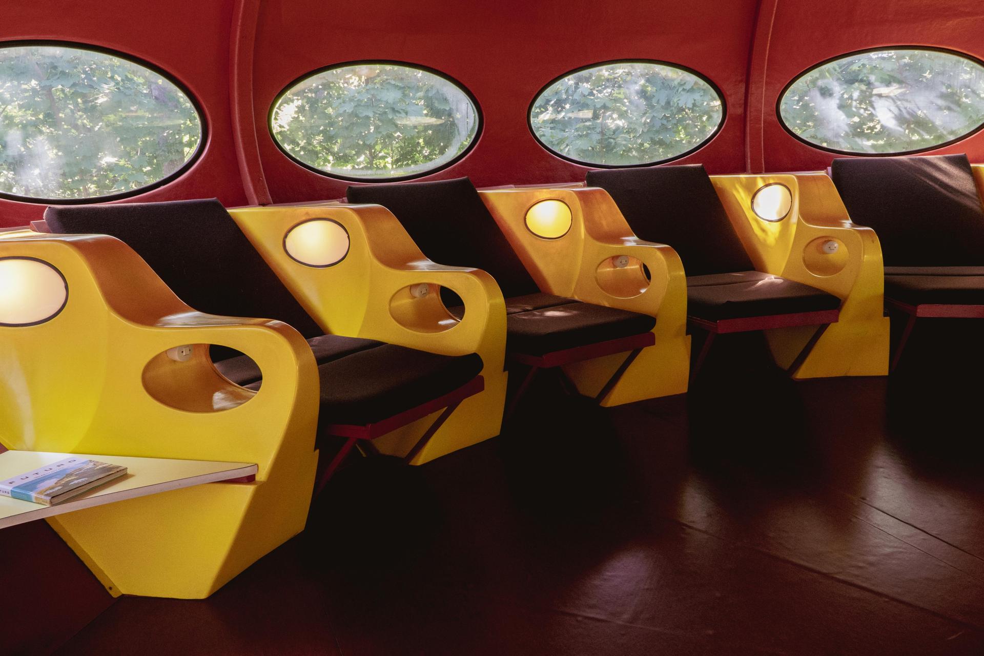 Futuro House - zdjęcia fińskiego domku letniskowego w kształcie UFO w WeeGee Exhibition Centre
