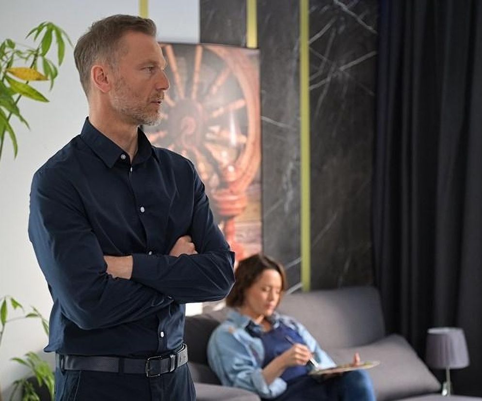 Pierwsza miłość, odcinek 3812: Kolejna brudna gra Biernackiego. Zmanipuluje Laurę, że nawet się nie zorientuje! - ZDJĘCIA