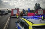 Tragedia na A4. W koparkę wjechał samochód. W środku było 5 osób