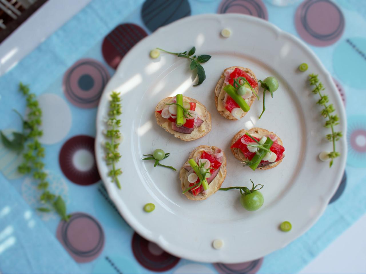 Kanapki z serkiem, boczkiem i pomidorami