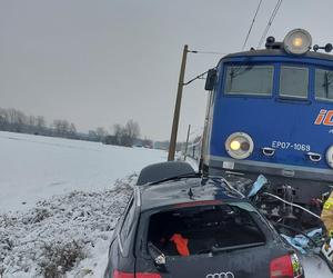 Zderzenie pociągu z samochodem w Charnowie. W wypadku ucierpiała jedna osoba