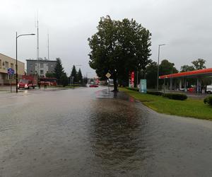 Zagrożenie powodziowe. Głuchołazy. Woda przelała się przez wały. Zalewa miasto