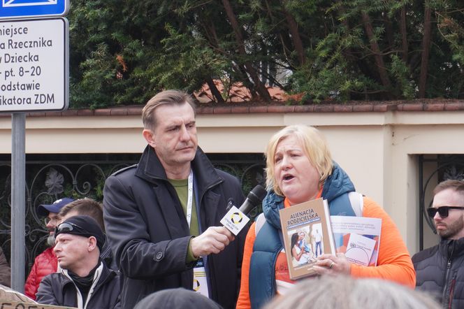 Protest rodziców i dziadków w Warszawie (7.03.2025)