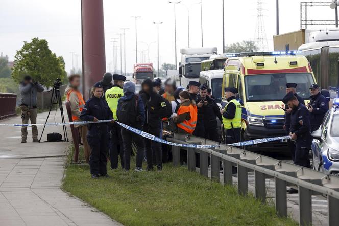 Aktywiści znów blokują Warszawę. Przykleili się do mostu, interweniowało pogotowie