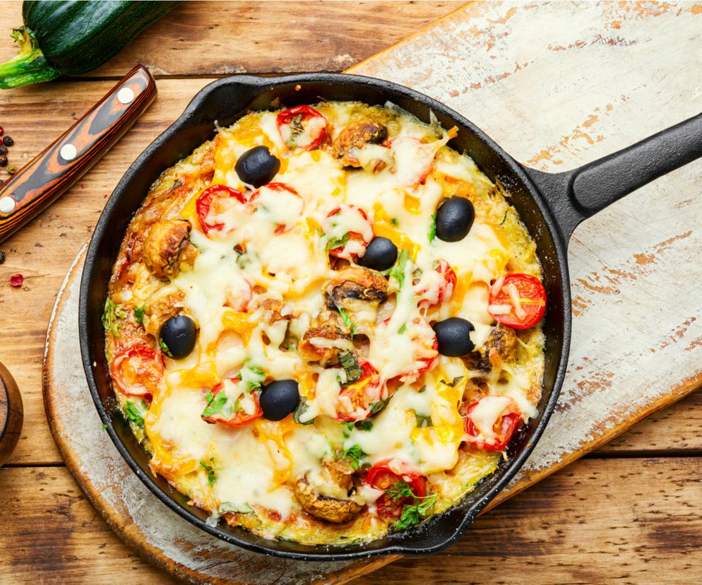 Pizza naleśnikowa z patelni: łatwy przepis na szybki posiłek