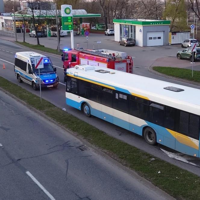 Mężczyzna spadł z kładki na autobus w Bielsku-Białej