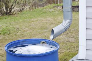 Zbieranie deszczówki z rynny