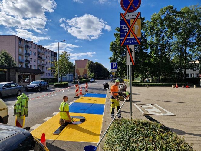 ​„Pocałuj i jedź”. Przy szkołach w Lesznie powstają specjalne strefy dla kierowców