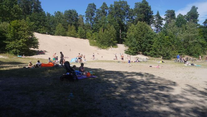 To jedno z największych jezior w Olsztynie. Kusi turystów piaszczystymi plażami
