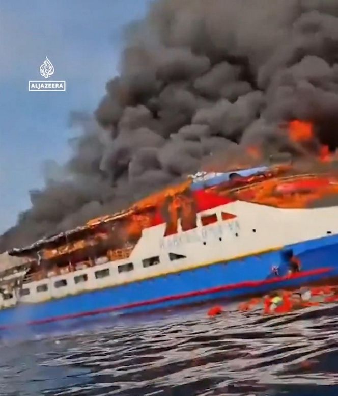 Pożar promu wycieczkowego. Ludzie skakali do wody, wszystko się nagrało! "Pomocy, płoniemy na morzu"