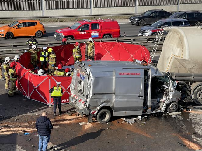 Zderzenie busa z cysterną. Ekspresówka całkowicie zablokowana