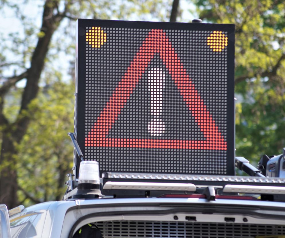 Motocyklista uderzył w auto i zderzył się czołowo z drugim! 55-latek nie miał szans