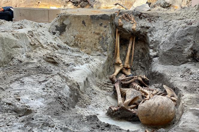 Kości trójki nastolatków odkryte na Pradze. Tu był więzienny ogród