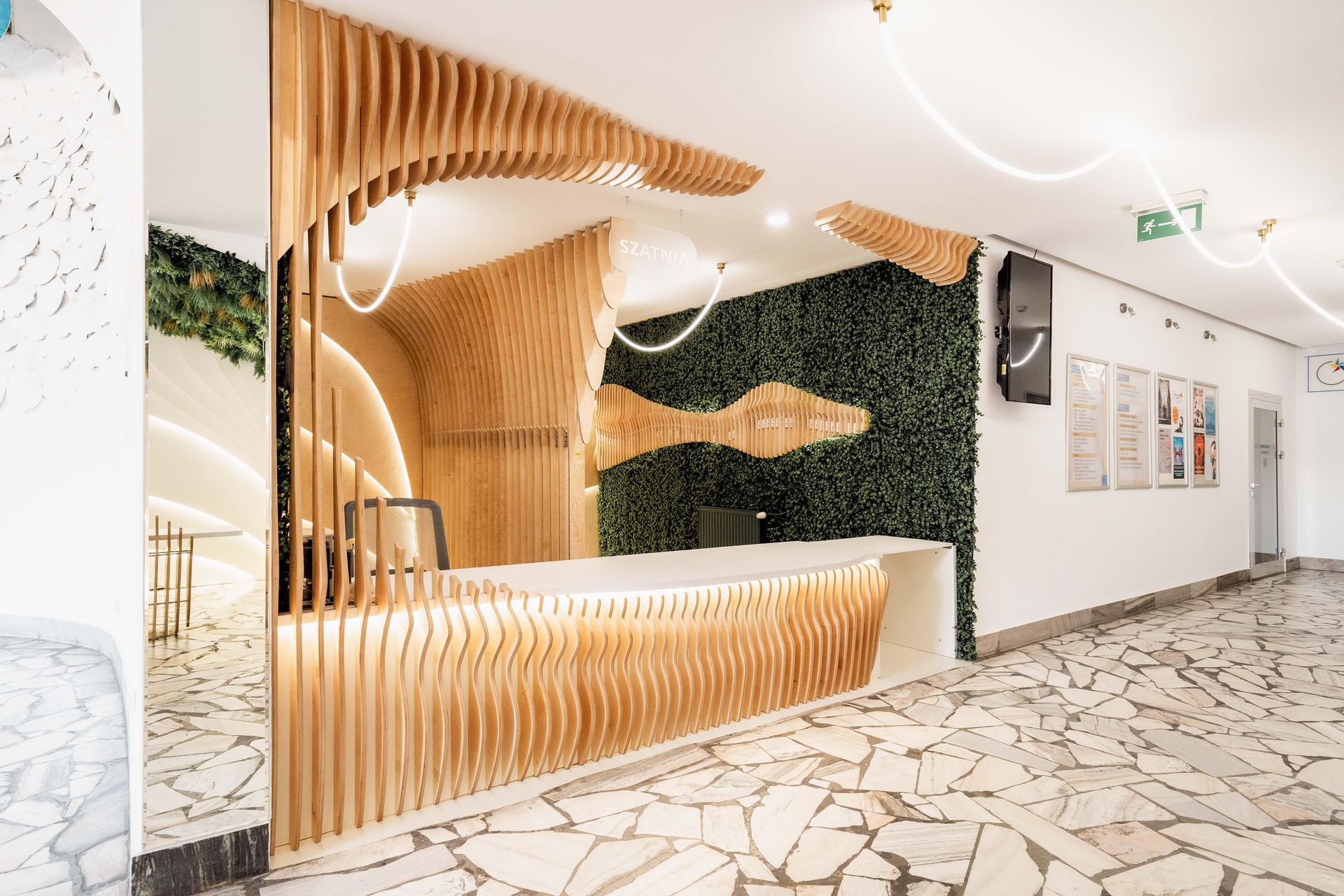 Galeria pod Plafonem i strefa wejściowa Dolnośląskiej Biblioteki Publicznej na rynku