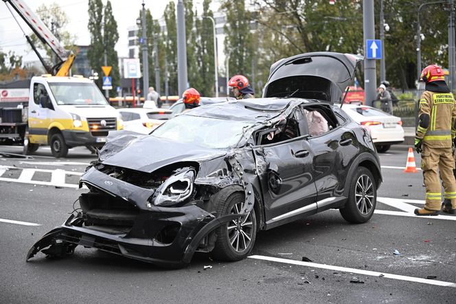 Dachowanie w Warszawie! Wcześniej na tej ulicy doszło do śmiertelnej masakry