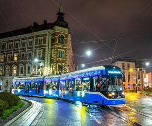 Świąteczny tramwaj na ulicach Krakowa. Św. Mikołaj będzie rozdawać w nim prezenty! 