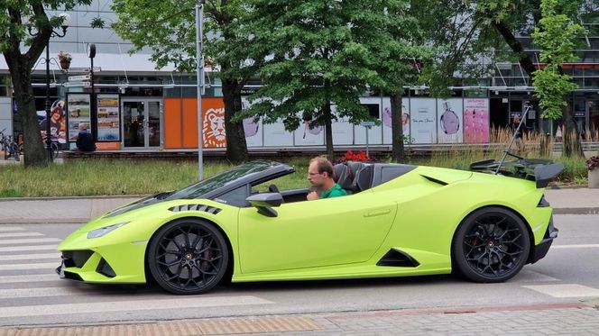Siedlczanie chętnie korzystali z przejażdżek luksusowymi sportowymi samochodami by wesprzeć szczytny cel