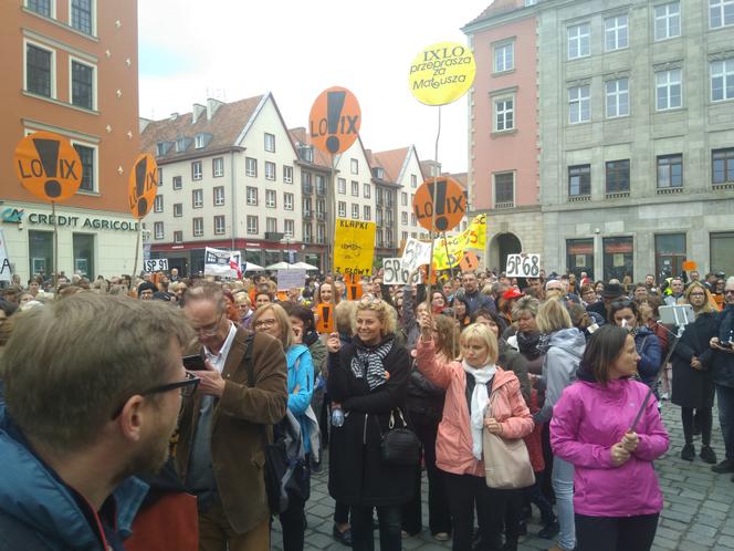 Strajk zawieszony, ale nie odpuszczają. Kilkaset osób protestowało pod Pręgierzem