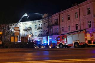 Ewakuacja z płonącej kamienicy w Przemyślu. W pożarze ucierpiał strażak 