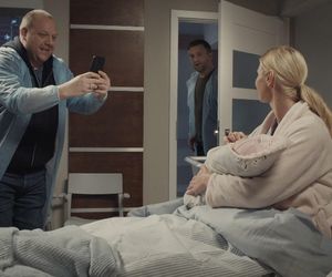 M jak miłość odc. 1854. Jagoda (Katarzyna Kołeczek), Tadeusz (Bartłomiej Nowosielski), Dorotka (Klara Madeńska), Bartek (Arkadiusz Smoleński)