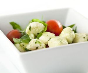 Rukola z pomidorami i mozzarellą: przepis na szybką sałatkę