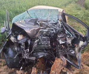 Tragedia pod Skierniewicami. 28-letni kierowca zginął po zderzeniu z drzewem