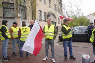 Rolnicy z Warmii i Mazur pod biurem posła Lewicy