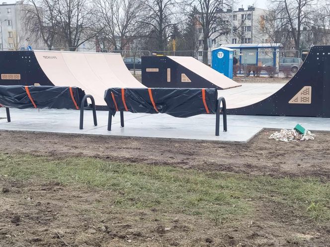 Skate Park Starachowice. Większość urządzeń już zamontowano