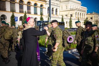 Żołnierze w drodze na Jasną Górę