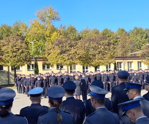 Uroczyste zakończenie szkolenia policyjnego w Katowicach. Ponad 200 nowych policjnatów