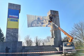 Dwa banery zawisły na szubienicach w Olsztynie. Pomnik od lat budzi kontrowersje [ZDJĘCIA]