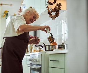 Ta zupa to antidotum na przeziębienie naszych babć. Bezwarunkowo musi zawierać ten 1 składnik. Przepis na rosół