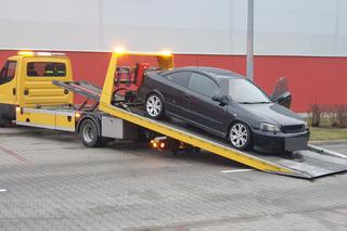 Dwie młode osoby znalezione martwe w sobotę na parkingu przy centrum handlowym w Markach