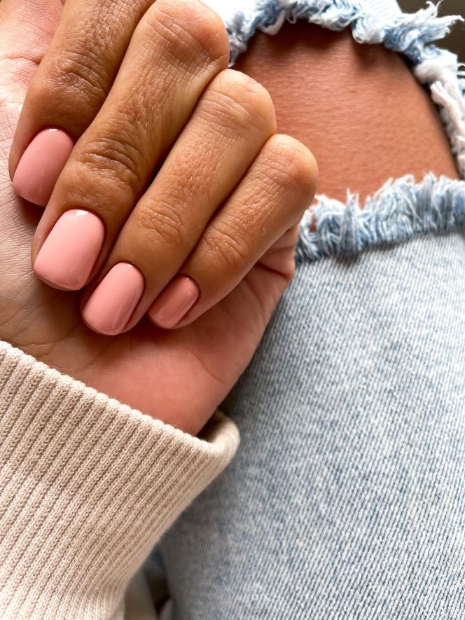 Minimalistyczne, eleganckie, pasują do wszystkiego. Princess nails to najmodniejszy manicure na lato 2025