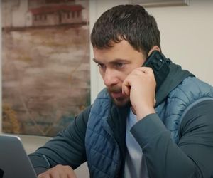 Ege śledzi Melis i dla zmyłki proponuje jej natychmiastowy ślub.