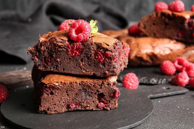 brownie z malinami