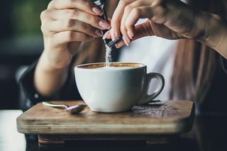 Eksperci ostrzegają. Spożywanie cukru jest równie niebezpieczne jak picie alkoholu