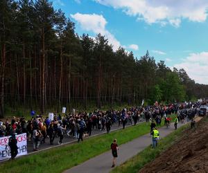 Protest przeciw planowanej rozbudowie fabryki Tesli pod Berlinem 