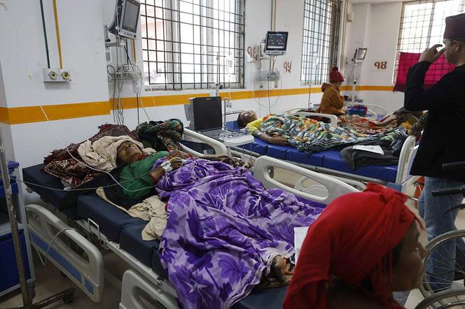 Trzesięnie ziemi w Nepalu. Policja: Ponad 100 ofiar śmiertelnych, setki rannych [ZDJĘCIA]