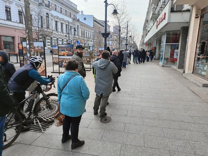 Tłusty czwartek 2025. Wielkie kolejki przed łódzkimi cukierniami [ZDJĘCIA]